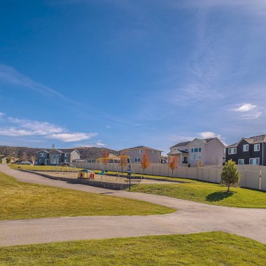 Gün boyunca iki yaya yolunun kesiştiği kare kare kare.