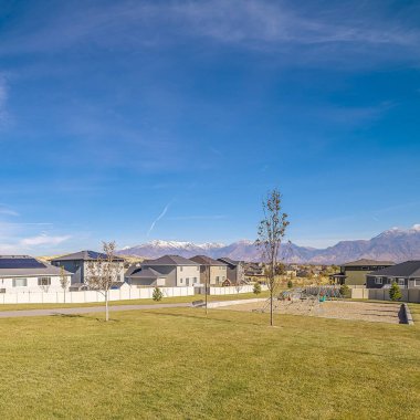Kentsel yerleşim yerindeki Square Grassed Parkı