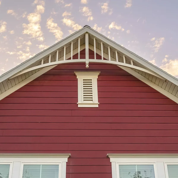 Kare çerçeve Renkli kırmızı kereste kaplı ev gündüz — Stok fotoğraf
