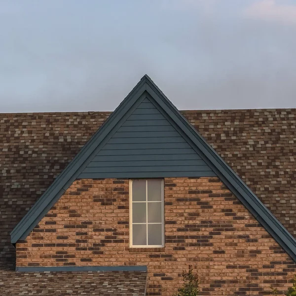 Čtvercový rám Dům se strmě šikmou střechou poblíž západu slunce — Stock fotografie