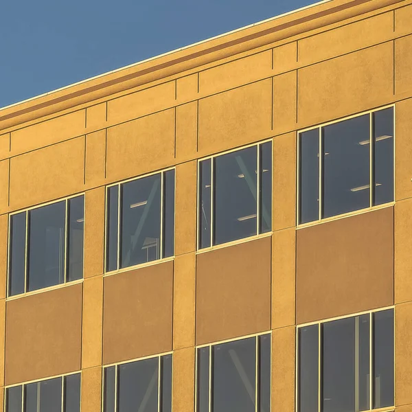 Plaza Moderno edificio exterior visto en un día soleado contra el cielo azul claro — Foto de Stock