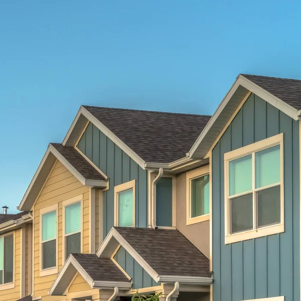 Marco cuadrado Exterior del piso superior de casas adosadas con fondo de cielo azul en un día soleado — Foto de Stock