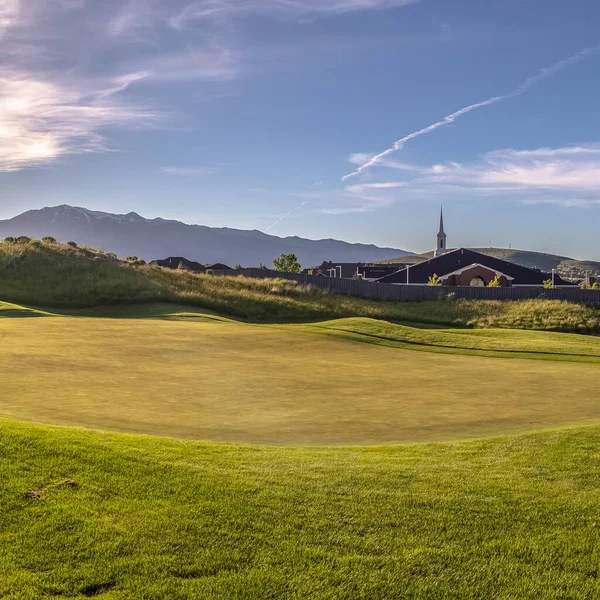 Quadratischer Sandfang auf dem Fairway eines Golfplatzes — Stockfoto