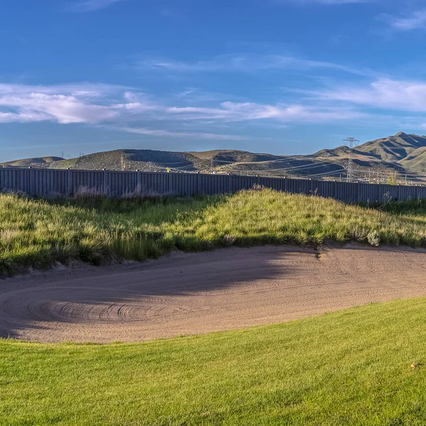 Cornice quadrata Lunga trappola di sabbia sinuosa su un campo da golf — Foto Stock
