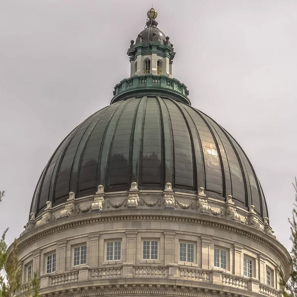 Piazza famoso Utah State Capitol Edificio cupola incorniciato con alberi contro cielo nuvoloso — Foto Stock