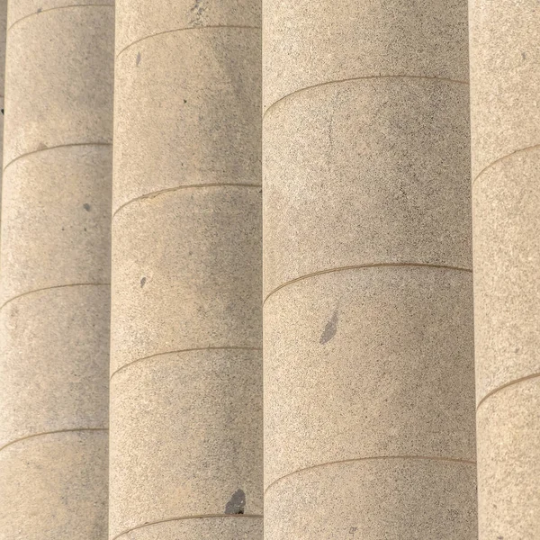 Cadre carré Gros plan des colonnes de pierre blanche à la façade de l'Utah State Capitol Building — Photo