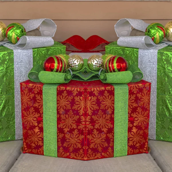 Négyzet Három Karácsonyi ajándékok élénk színes csomagoló íjak és — Stock Fotó