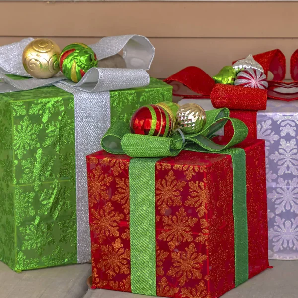 Quadrado Presentes de Natal simétricos em exposição com vibrante colorido — Fotografia de Stock