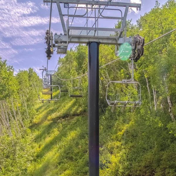 Vierkante frame Skigebied berglandschap met stoeltjesliften en wandelpaden in het laagseizoen — Stockfoto