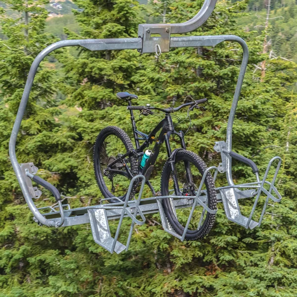 Square Lift accessed mountain biking with bikes on chairlifts in Park City in summer — Stock Photo, Image