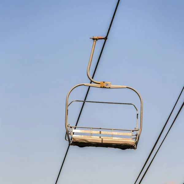 Cadeiras quadradas em Park City Utah estância de esqui contra o céu nublado durante a época baixa — Fotografia de Stock