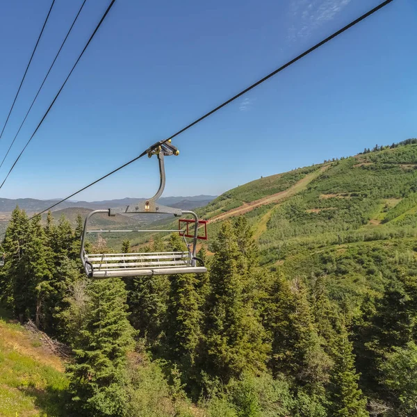 Square Metal stoeltjeslift tegen luchtfoto van de berg in Park City Utah in het laagseizoen — Stockfoto