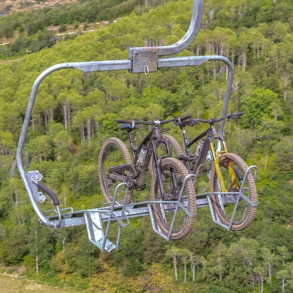 Plaza Primer plano de telesillas con bicicletas de montaña en la estación de esquí de Park City en temporada baja —  Fotos de Stock