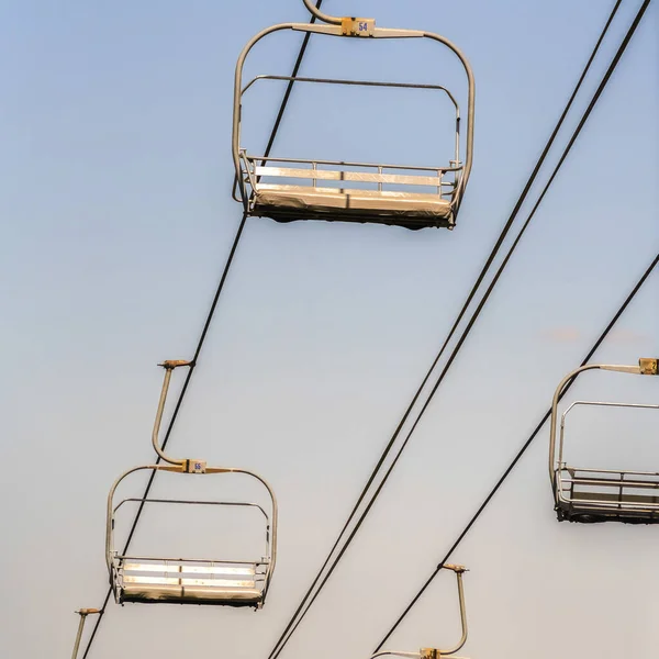 Quadratische Sessellifte im Park City utah Skigebiet gegen bewölkten Himmel in der Nebensaison — Stockfoto