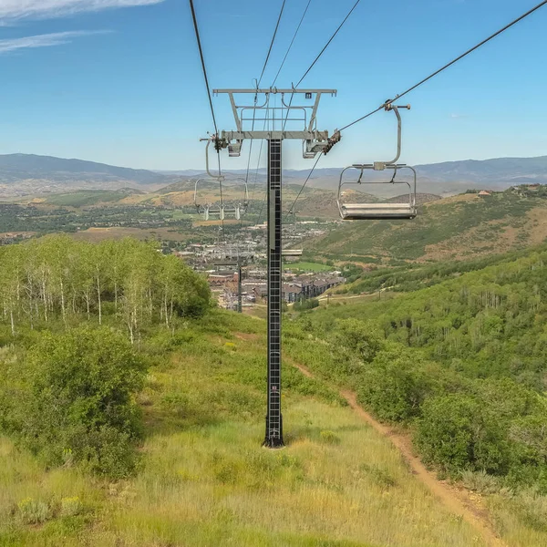 Square Focus op stoeltjesliften tegen berglucht en wolken in Park City in het laagseizoen — Stockfoto