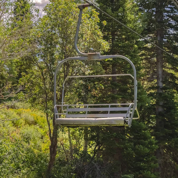 Quadratische Metallsesselbahnen gegen üppiges Grün an einem sonnigen Sommertag im Park City Resort — Stockfoto