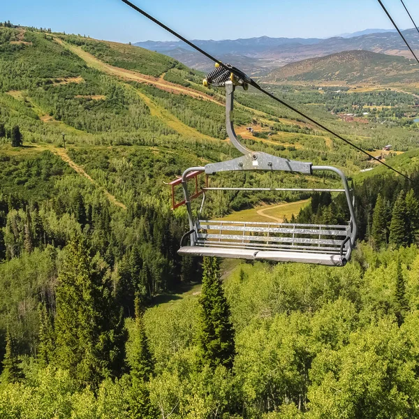 Plein Buiten het seizoen op Park City skigebied met stoeltjesliften over bergen en groen — Stockfoto