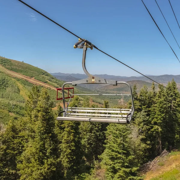 Vierkante frame Metalen stoeltjeslift tegen luchtfoto van de berg in Park City Utah in het laagseizoen — Stockfoto