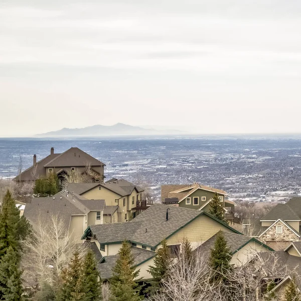 멀리 보이는 산 과 지평선 이 있는 골짜기에 있는 집들을 머리 속으로 그려 보라 — 스톡 사진
