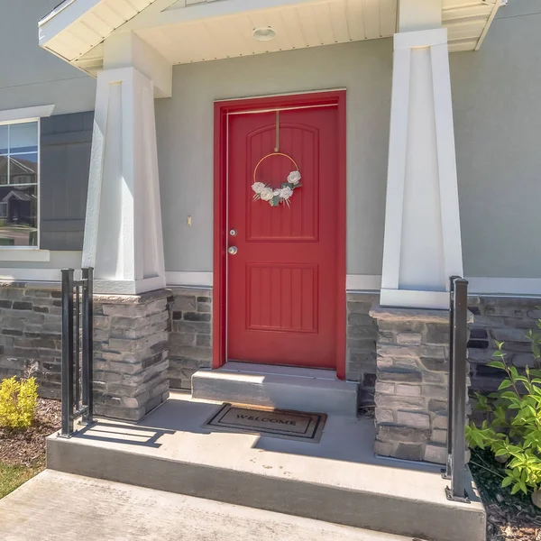 Techo cuadrado Piched sobre la puerta delantera roja viva con pilares y barandilla en ambos lados — Foto de Stock