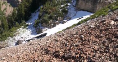 Zirveye yakın güneşli bir günde Timpanogos Dağı 'nın dikey tavanı iz görüntüsü