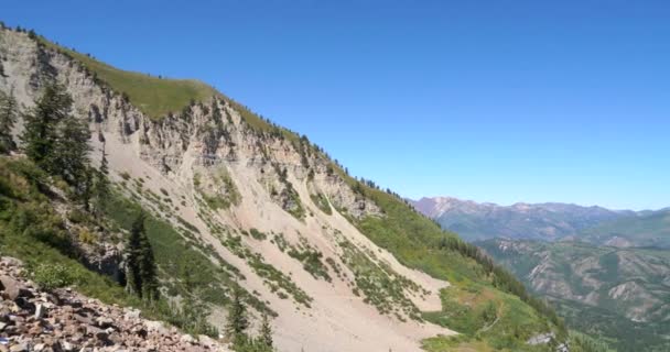 Mount Timpanogos turistický pohled směrem k horní části pánve zleva doprava — Stock video