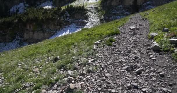 Padella verso l'alto di un sentiero con ghiaia e rocce vicino alla vetta del Timpanogos — Video Stock