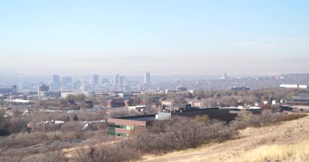 Lento à esquerda pan de Salt Lake City skyline de uma caminhada perto da faculdade — Vídeo de Stock