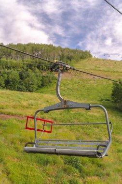 Park City Utah 'ta sezon dışı manzara, teleferikler ve patikalar.