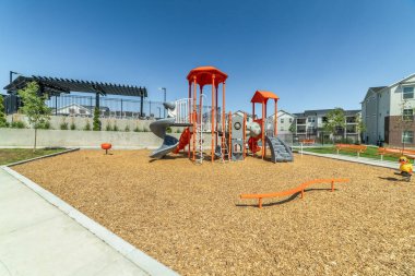 Banliyöde güneşli bir gün. Çocukların oyun hamuru ve kasaba evleri var.