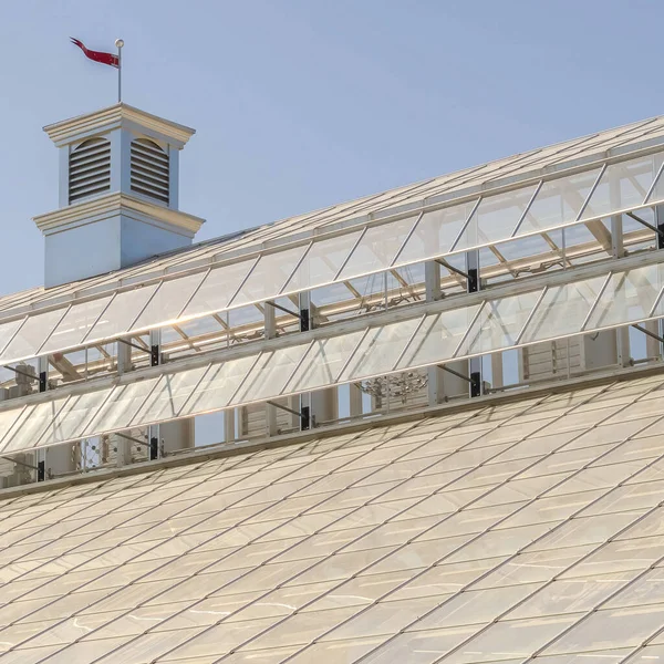 Квадратная рама Закрыть крышу теплицы со стеклянными панелями против неба в солнечный день — стоковое фото