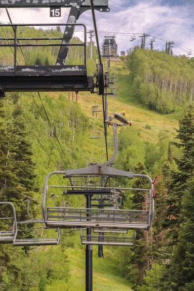 在公园城，滑雪度假村的椅子面对着山水和树木的夏景 — 图库照片