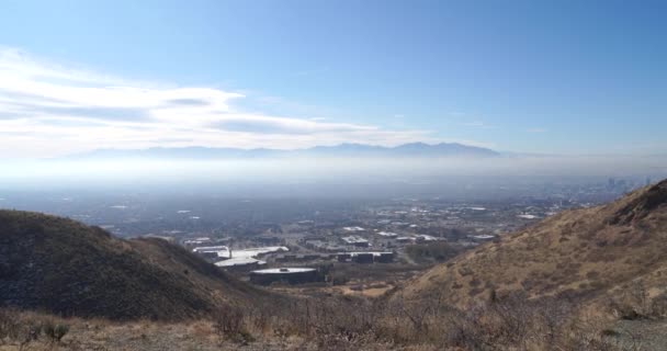 Vue à droite lente de l'horizon du centre-ville de Salt Lake City et de toute la région environnante par temps clair — Video
