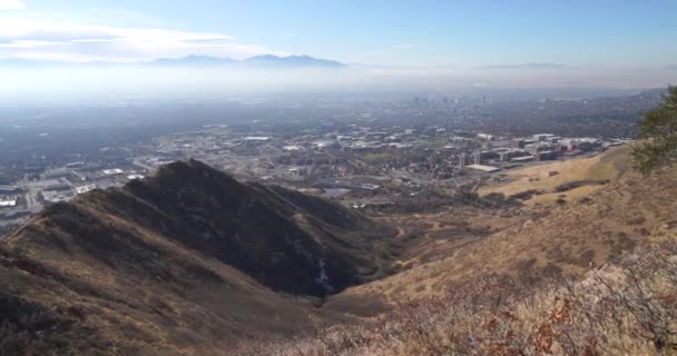 Pan προς τα δεξιά του Salt Lake City από ένα ευρύ φακό γωνία στην κορυφή του βουνού με θέα ολόκληρη την περιοχή — Αρχείο Βίντεο