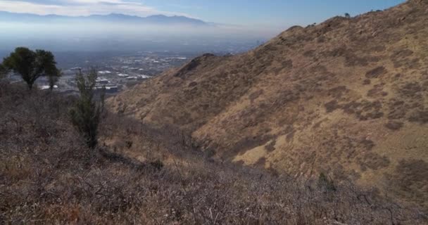 Vertikala kastruller med utsikt över stadskärnan berg och torra landskap — Stockvideo