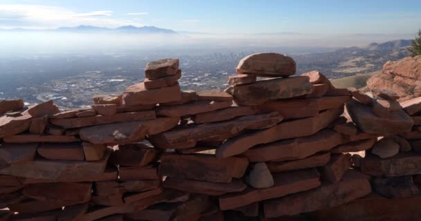 Blick über eine kleine Mauer aus lokalen Felsen auf dem Gipfel des Hügels — Stockvideo