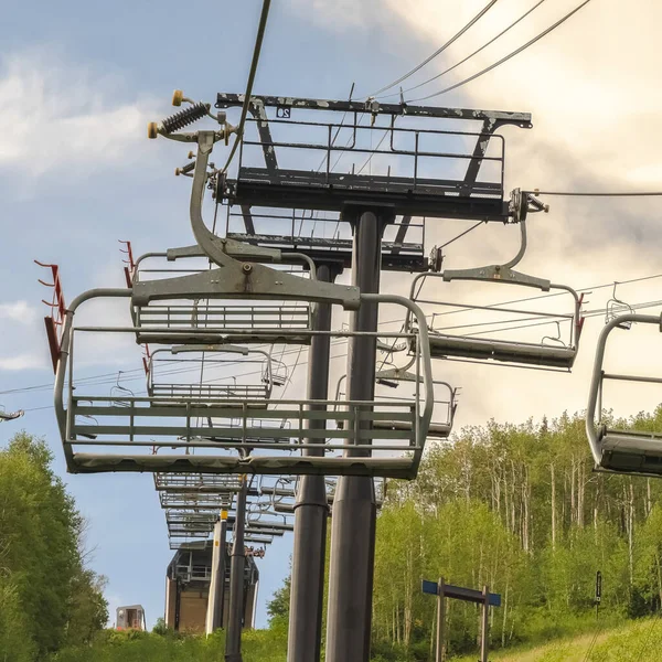 Vierkante wandelpaden en stoeltjesliften op een schilderachtig zomerlandschap in Park City Utah — Stockfoto