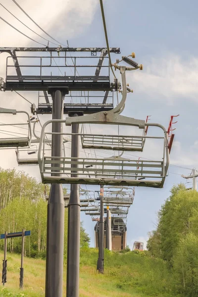 Fuera de temporada en Park City Utah con telesillas y senderos en un paisaje de montaña — Foto de Stock