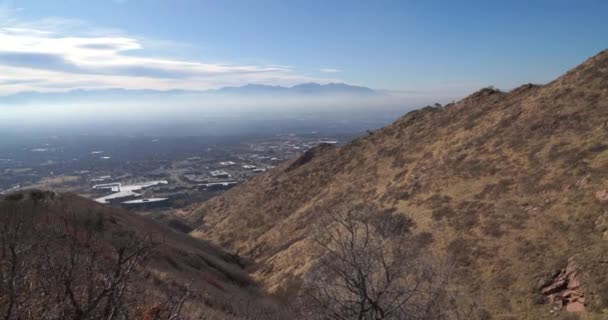 Snabb höger panna av vandringskullar nära Salt Lake City — Stockvideo