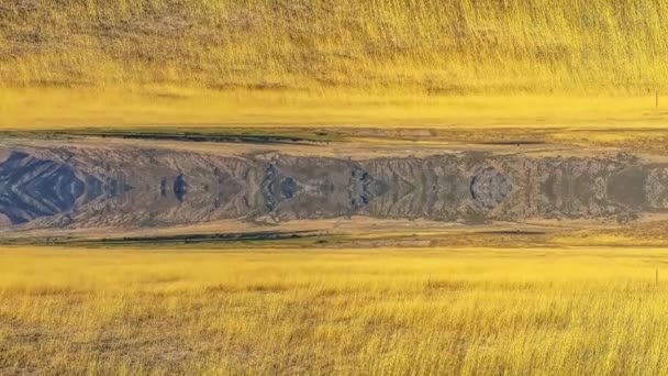 Konceptuell remix av berg bortom gräs under blå himmel med moln — Stockvideo