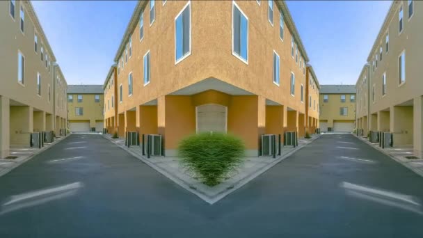 Концептуальный ремикс гаражных дверей в задней части жилых зданий — стоковое видео