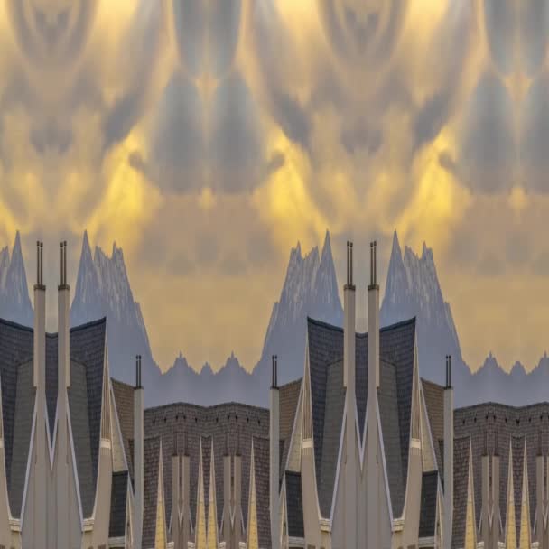 Концептуальний ремікс горизонтальної сковороди будинків проти гори і неба в Юті. — стокове відео