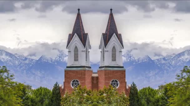 Remezcla conceptual de reflexión horizontal campanario de iglesia con montaña en el fondo — Vídeo de stock