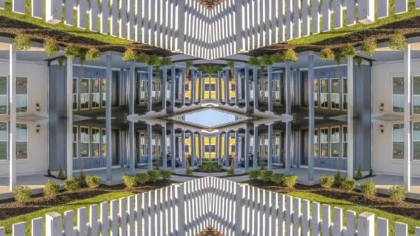 Konzeptioneller Remix von horizontal reflektierendem Stadthaus mit Hof und weißem Zaun bei Tagesanbruch — Stockvideo