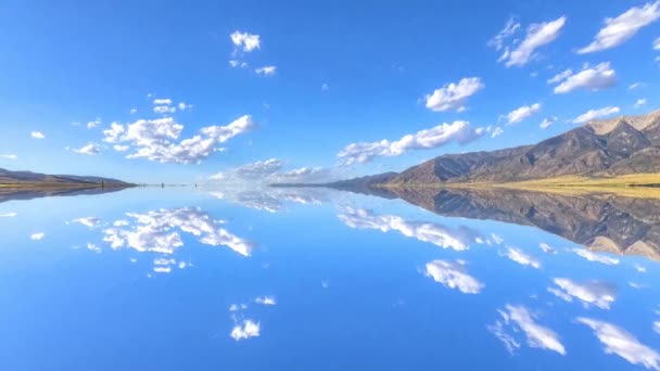 Remezcla conceptual de reflexión vertical Carretera a lo largo de la montaña bajo un cielo brillante en Utah — Vídeo de stock