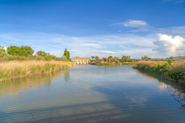 Göl manzaralı doğa. Güneşli bir günde mavi gökyüzünü ve bulutları yansıtıyor.