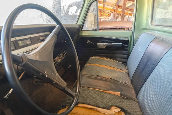 Velho carro vintage com close-up do volante e interior sujo — Fotografia de Stock