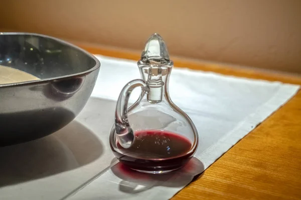 Kaca kafe dengan anggur komuni merah di dalam ruangan — Stok Foto