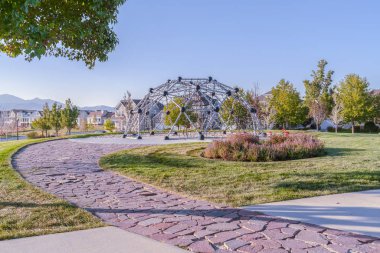 Manzaralı bir parkta kubbe tırmanma iskeleti.