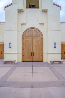 Kiliseye çift ahşap giriş kapısı